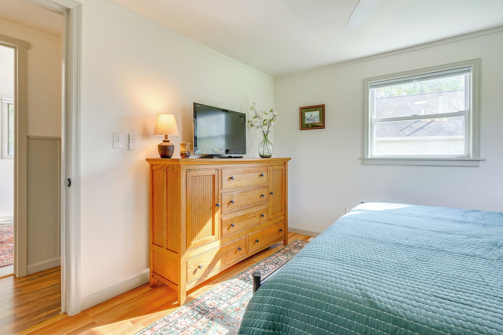 Sand Lake Retreat: Canal Access & Large Yard!