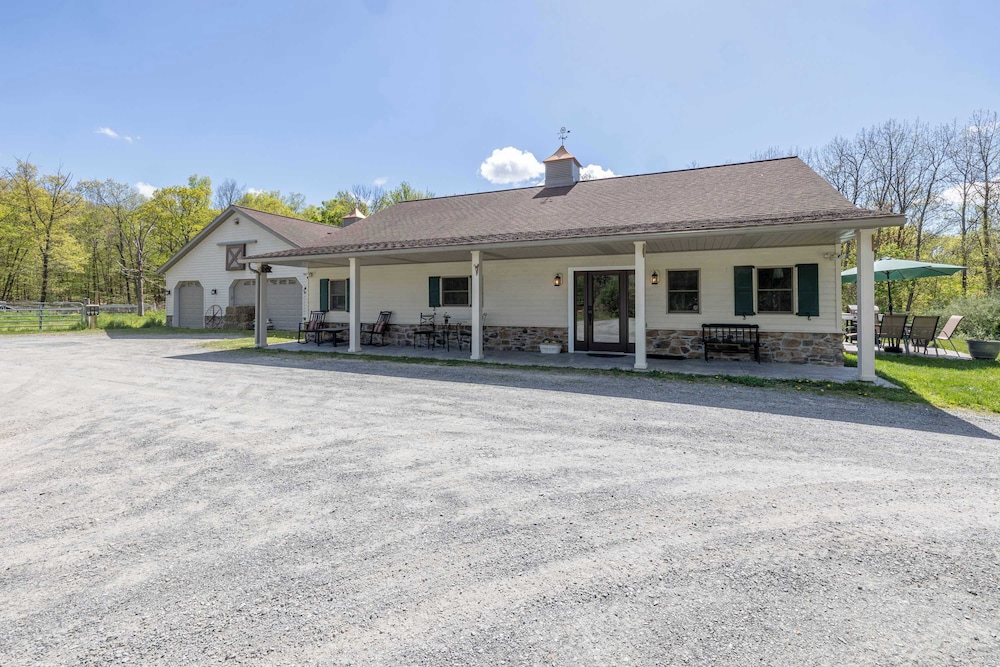 Hidden Retreat 4-homes 134 Acres