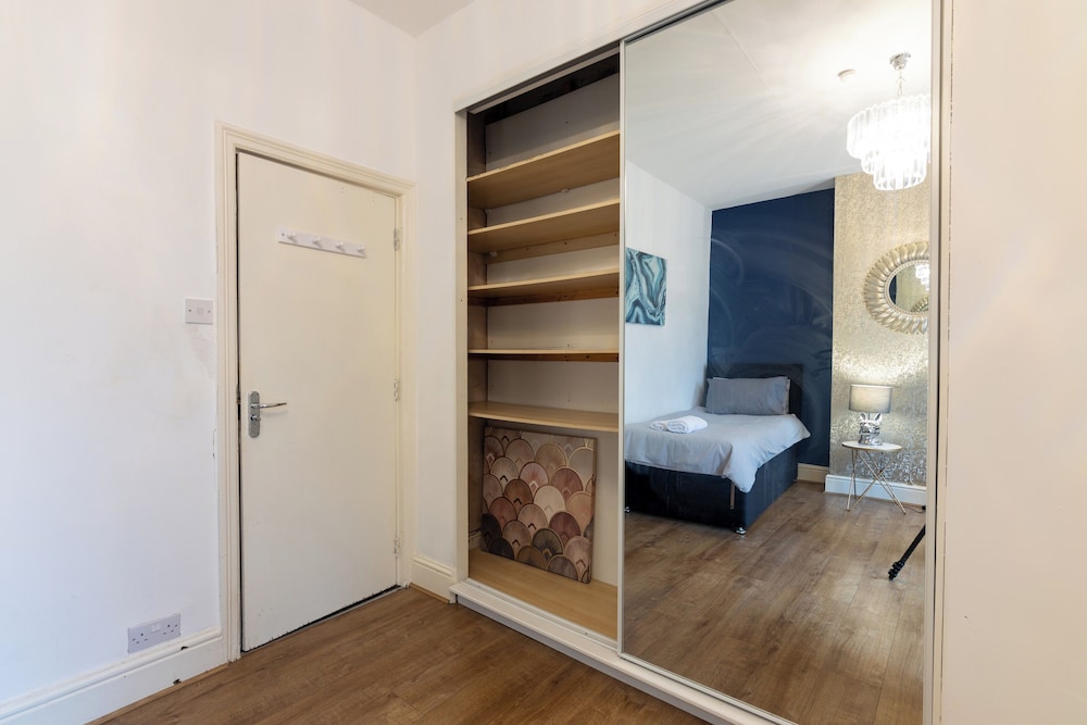 Salford City Oasis - Spacious 4 Bedroom House view 2