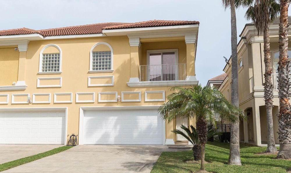 Villas House Bayview 3 Bedroom Home by RedAwning view 5