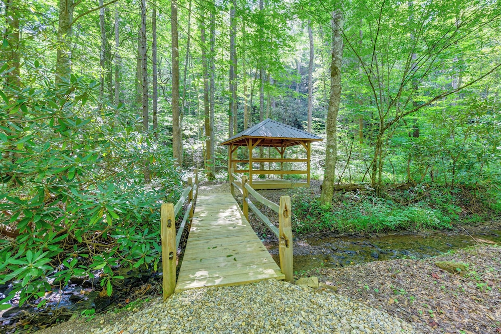 Fire Pit: Tree-lined Gem in Cosby