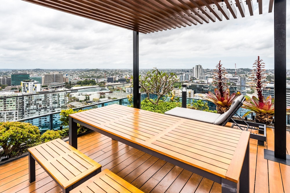 Impeccable 2-bed With Pool & Outdoor Dining