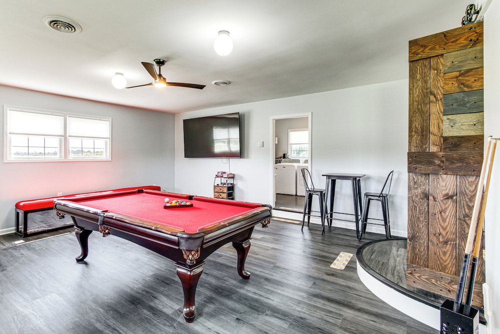 Group-friendly Home w/ Game Room in Albany!