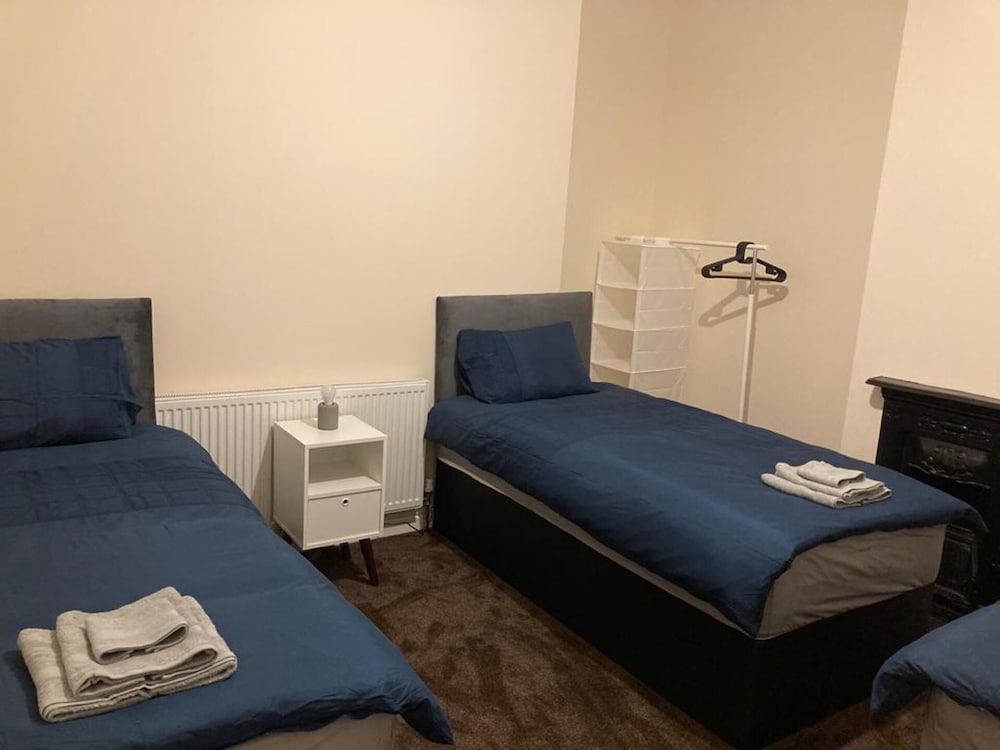 Homely 3-bed House in Bham 15 min From City Centre view 2