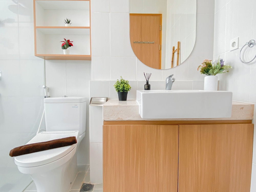 Warm Contemporary 2Br Apartment At Samara Suites