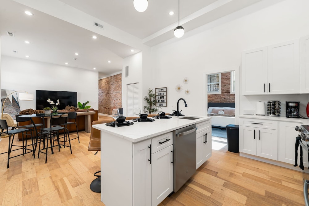 New Listing Family West Town Unit