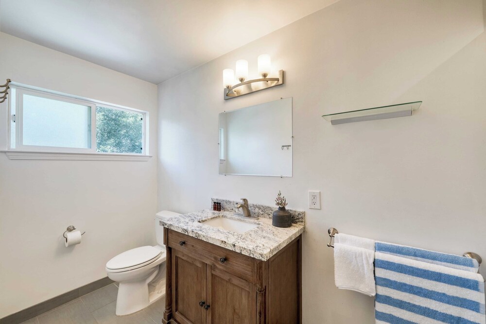 Modern Sonoma Stay w/ Spacious Deck, Views & Prime Location Bennett