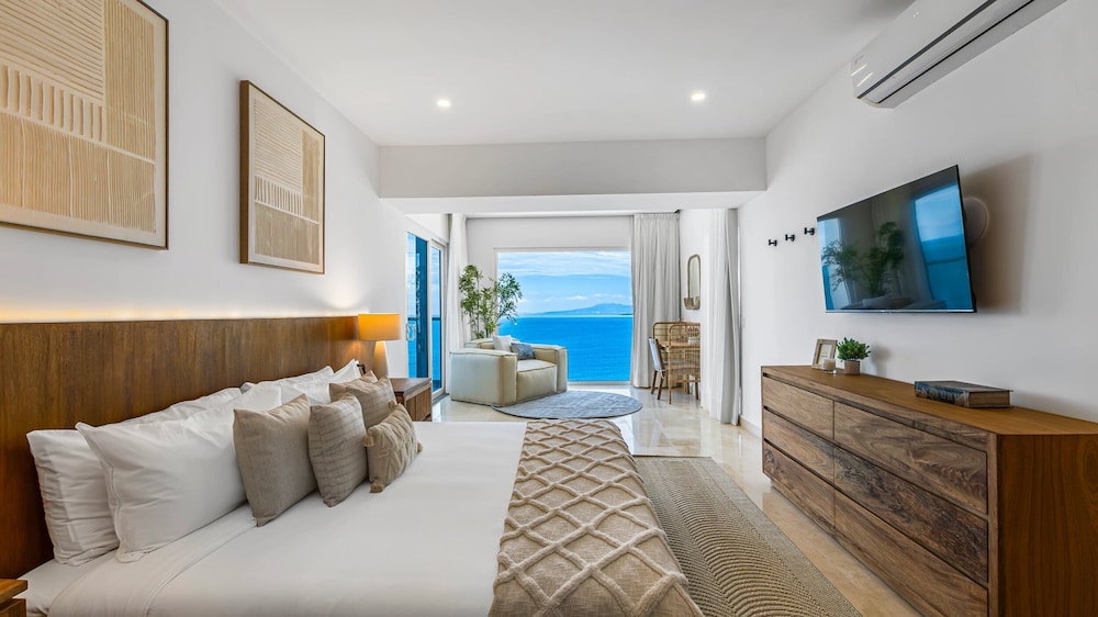 4BR Luxury Penthouse with Ocean Views