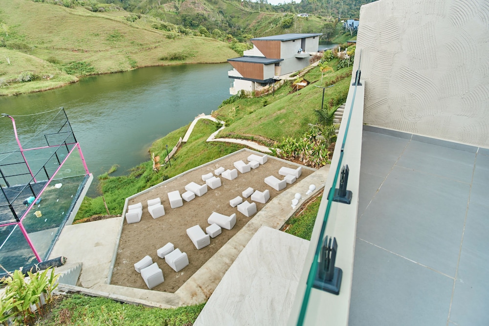 Roka Hotel