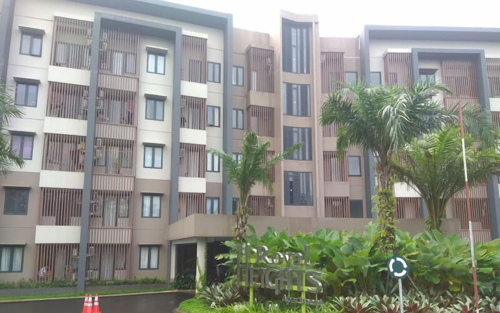 Comfort 1Br At Royal Heights Apartment