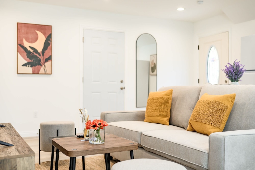 Modern Home Near Pasadena Garage Full Kitchen