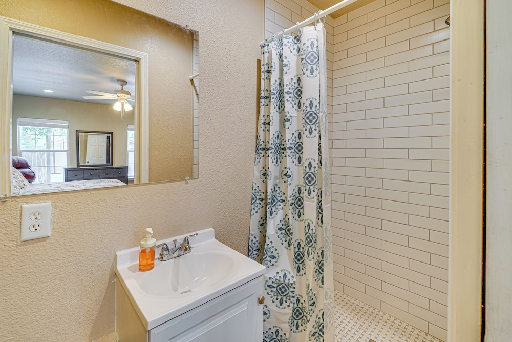 < 1 Mi to Frost Bank Center: Home w/ Deck + Grill!