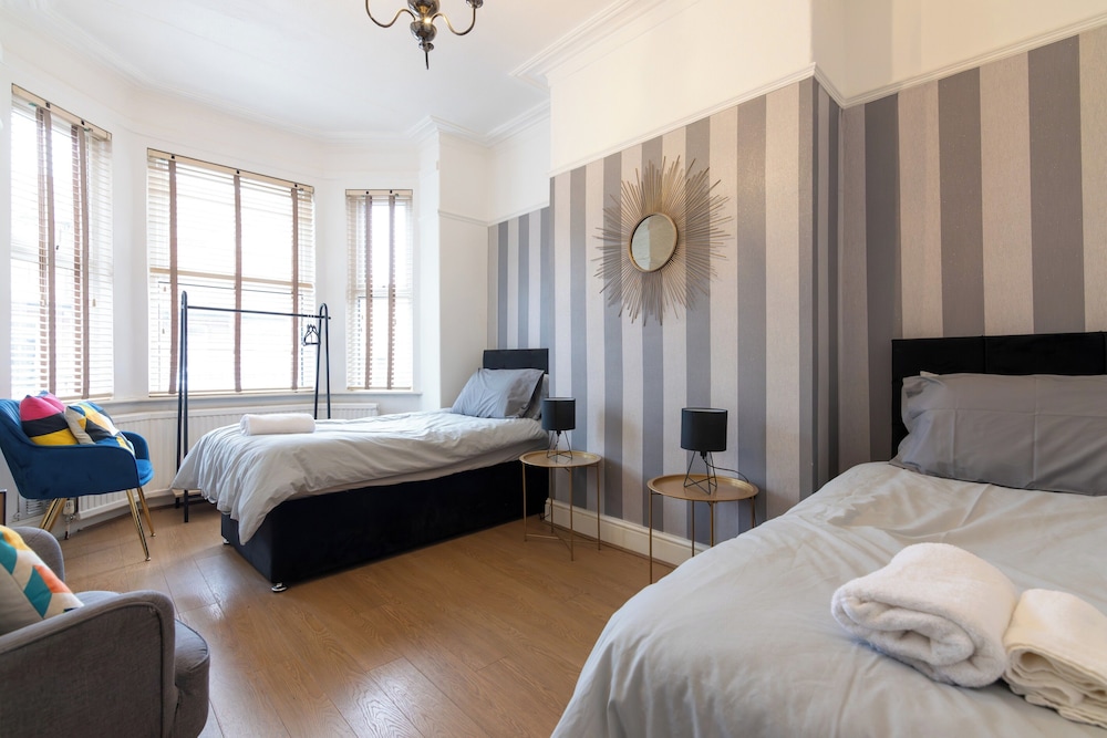 Salford City Oasis - Spacious 4 Bedroom House view 4