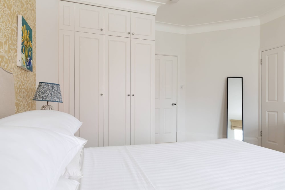 Sloane Avenue IV by Onefinestay