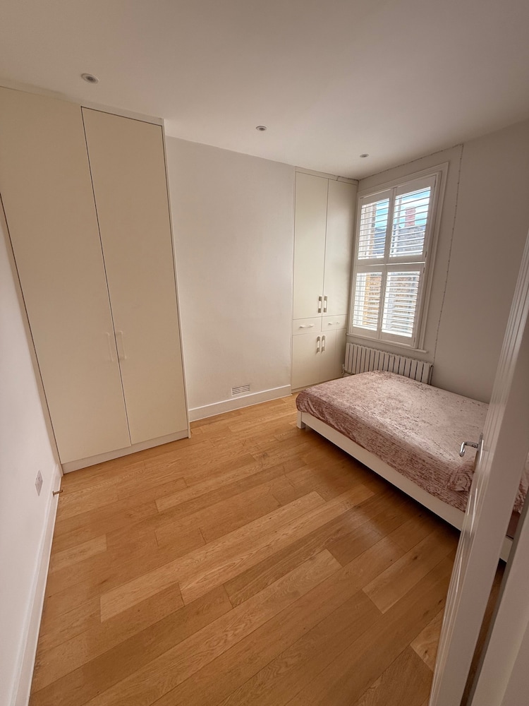 5 Bed House - Sleeps 8 - Pets - Parking - Wifi