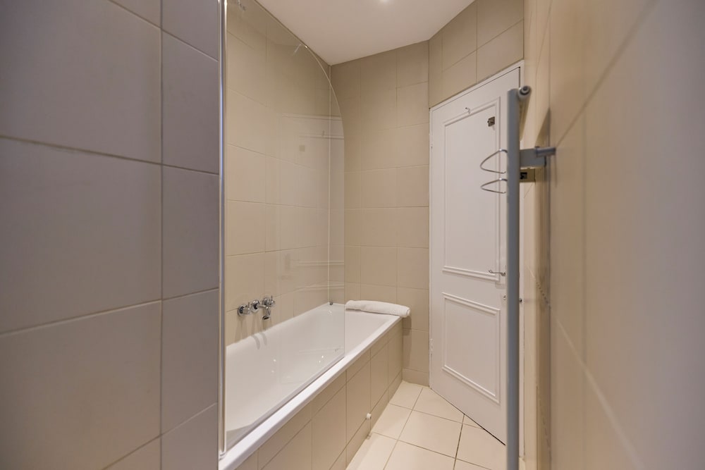 Hampstead Parkside Apartment