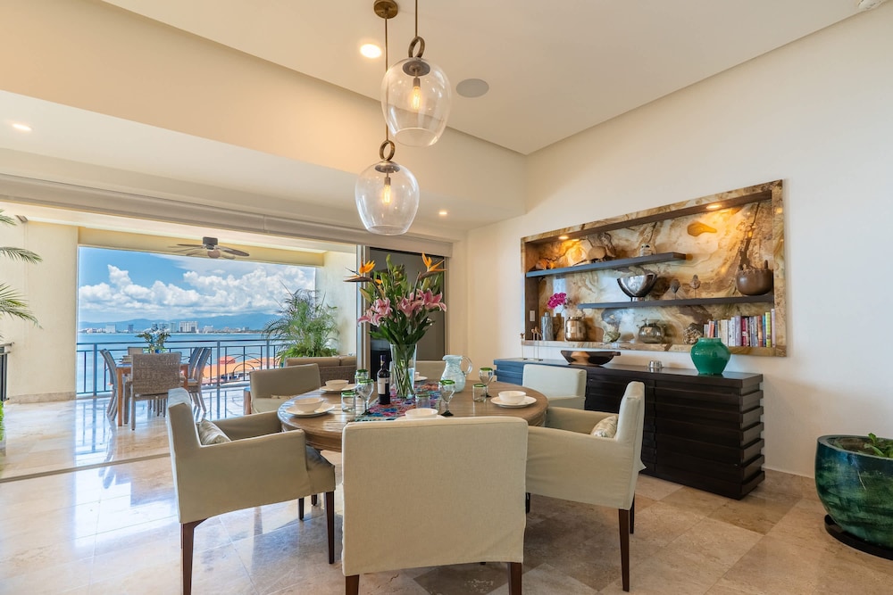 Ocean Front Amazing Views and Location Sleeps 8