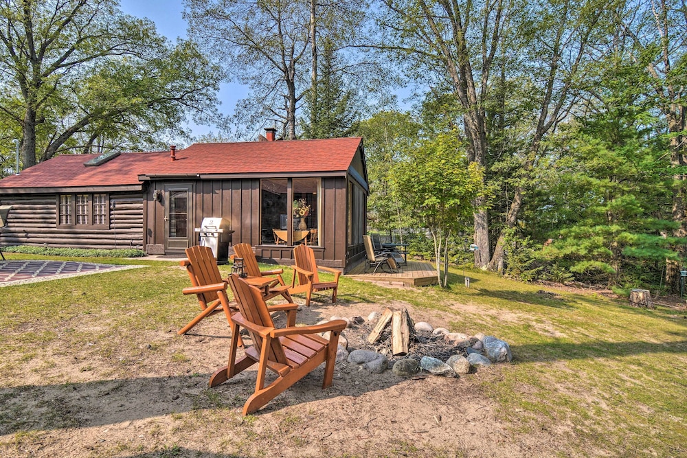Cabin on Rush Lake w/ Bar, Grill & Kayaks!