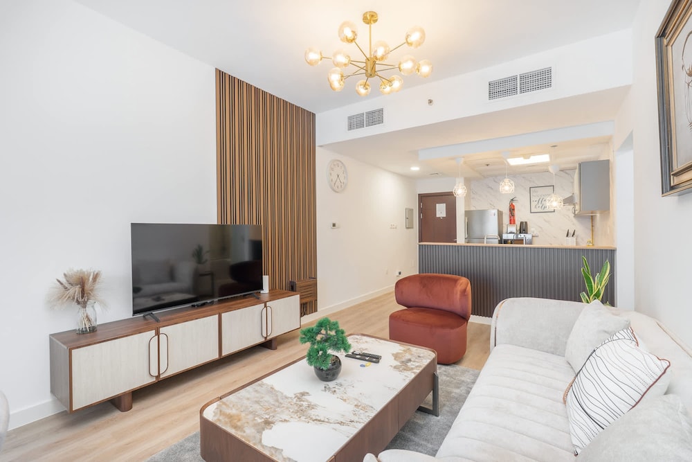 Cozy 1BR Gem in Marina With City Views