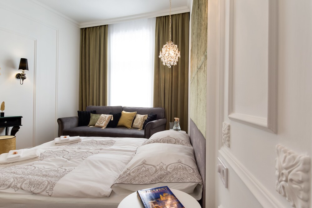 Chestnut & Eliza Suites - Superior Homes