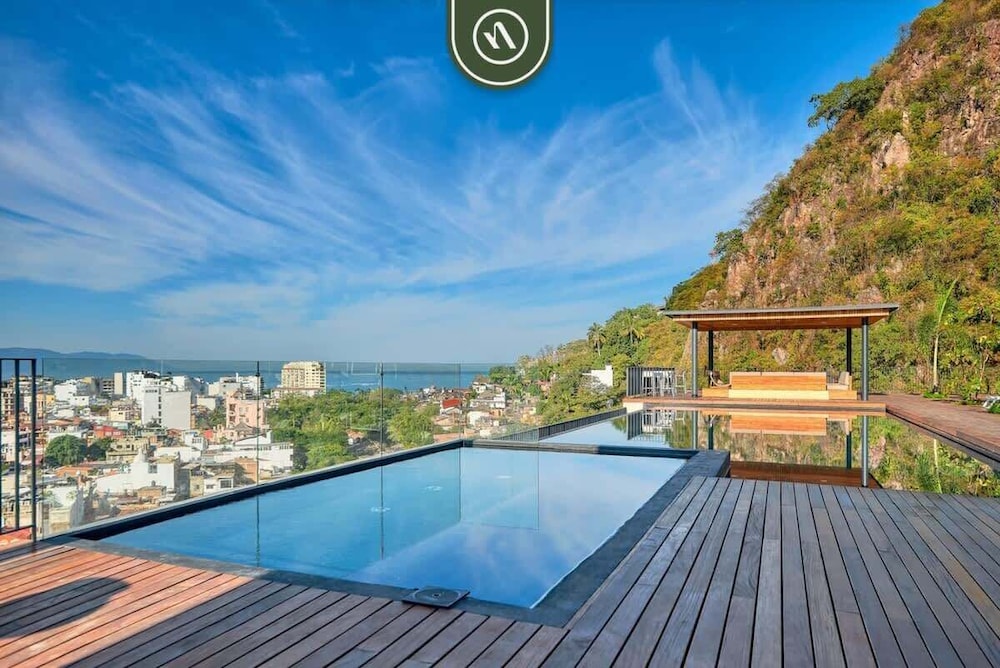 New Studio - King Bed - Pool - Jacuzzi - Gym