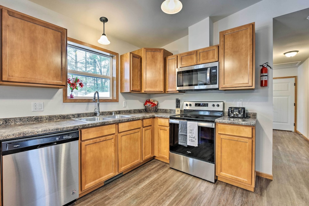 Family-friendly Getaway With Tainter Lake Access! view 4