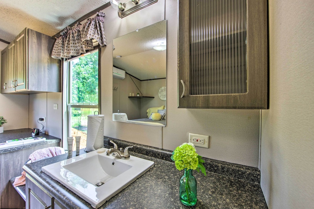 Modern Alba Tiny Home Near Lake Fork Boating! view 4