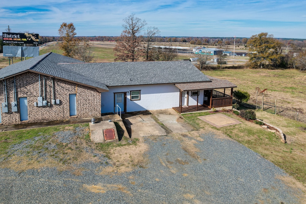 De Queen Apartment w/ Deck: Hunt, Fish & Explore! view 4