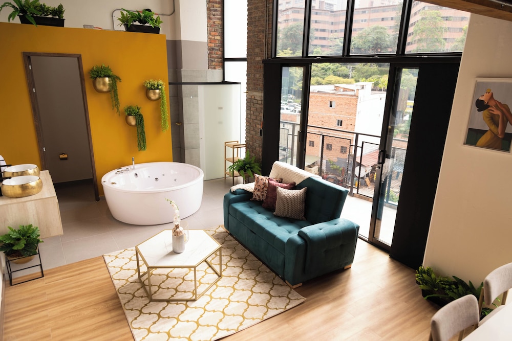 Royal Living Poblado