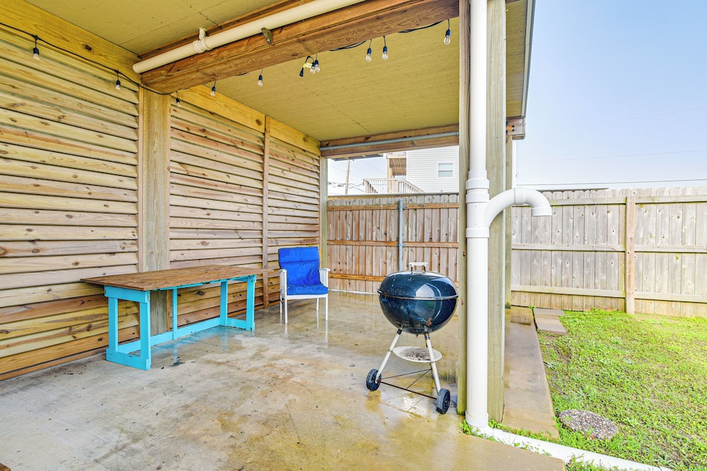 Walk to Gulf: Surfside Beach Home w/ Deck