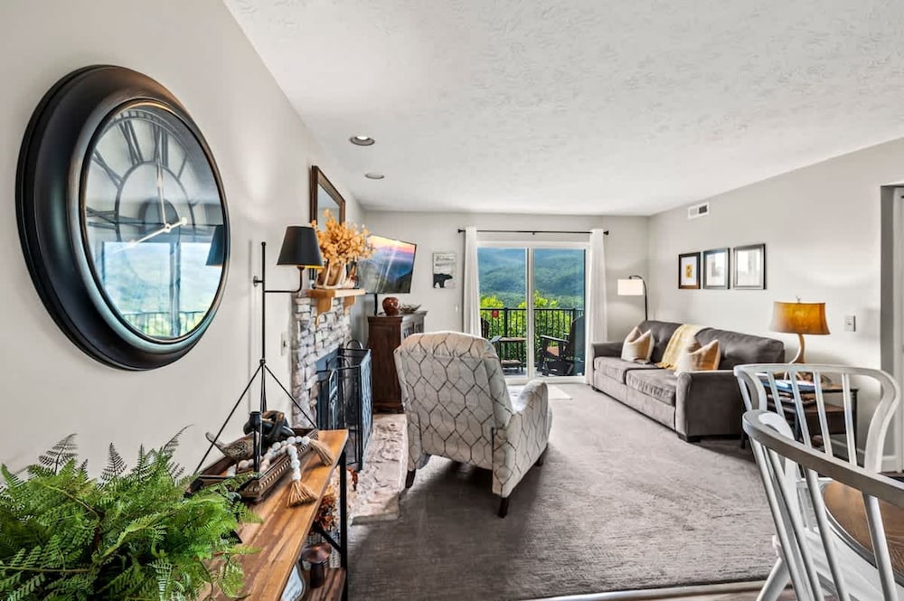 Indoor Pool Hot Tub Sleeps 4 Mountain Views