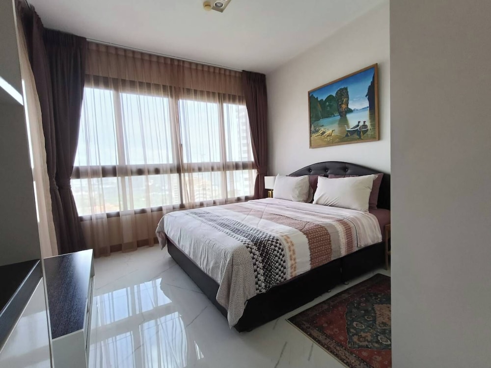 Luxury Large One Bedroom Seaview Serviced Apartment at Wongamat, Pattaya
