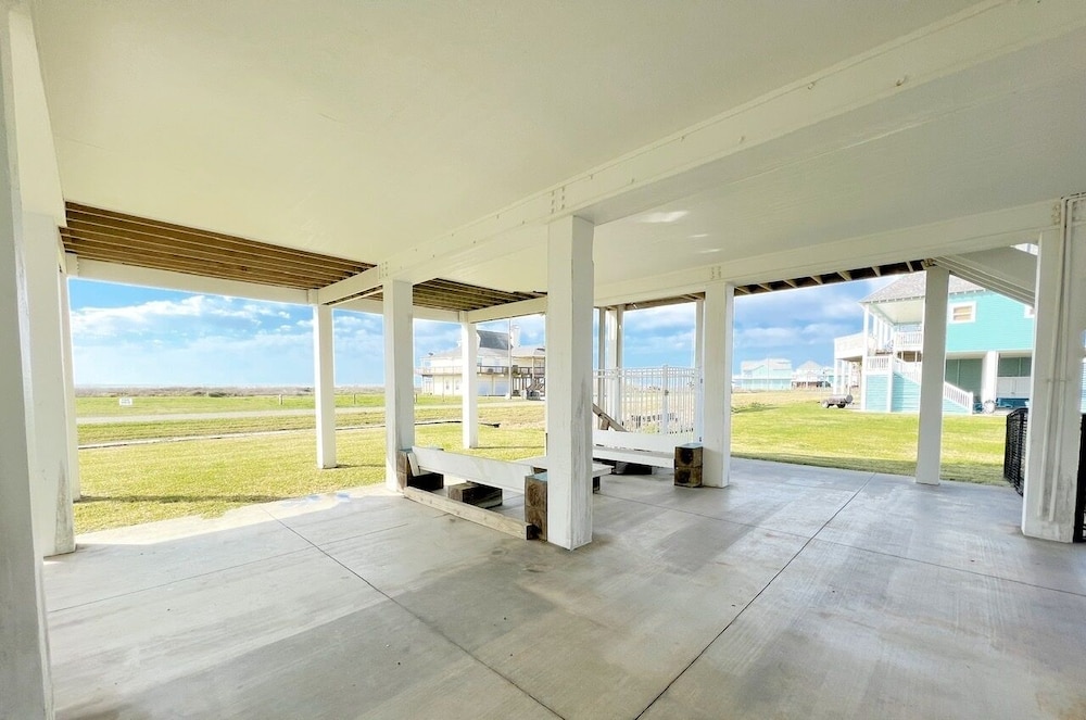 The Green Seahorse 4 Bedroom Home by RedAwning view 5