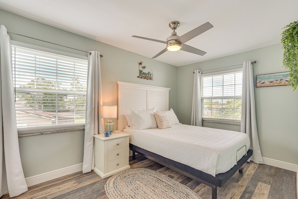 8 Mi to Beaches: Getaway w/ Pool in Panama City!