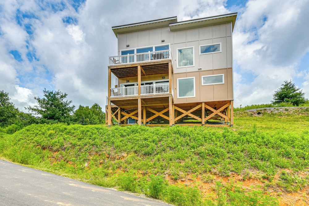 Hike & Ski: Mtn-view Retreat in Maggie Valley!