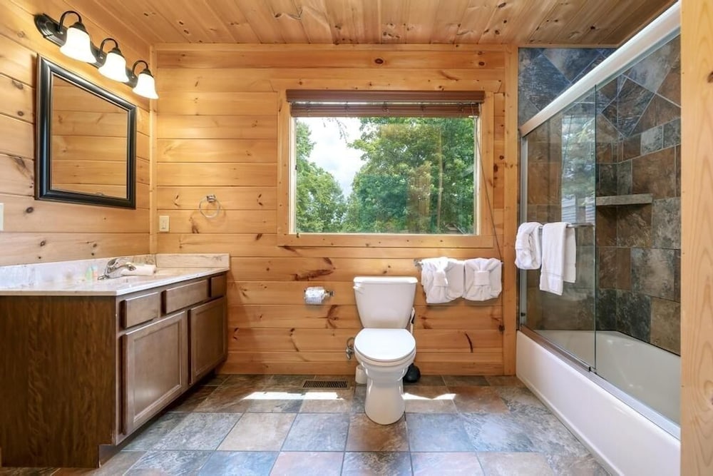 A Suite Mountain - 2 Bedrooms, 1 Baths, Sleeps 6 Cabin by RedAwning