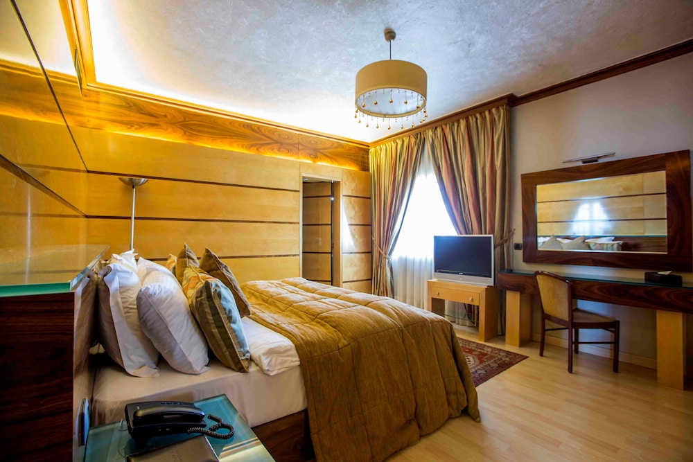 Lahoya Suites