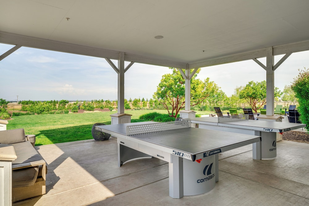 Pool Paradise: Spacious Tracy Home w/ Yard!