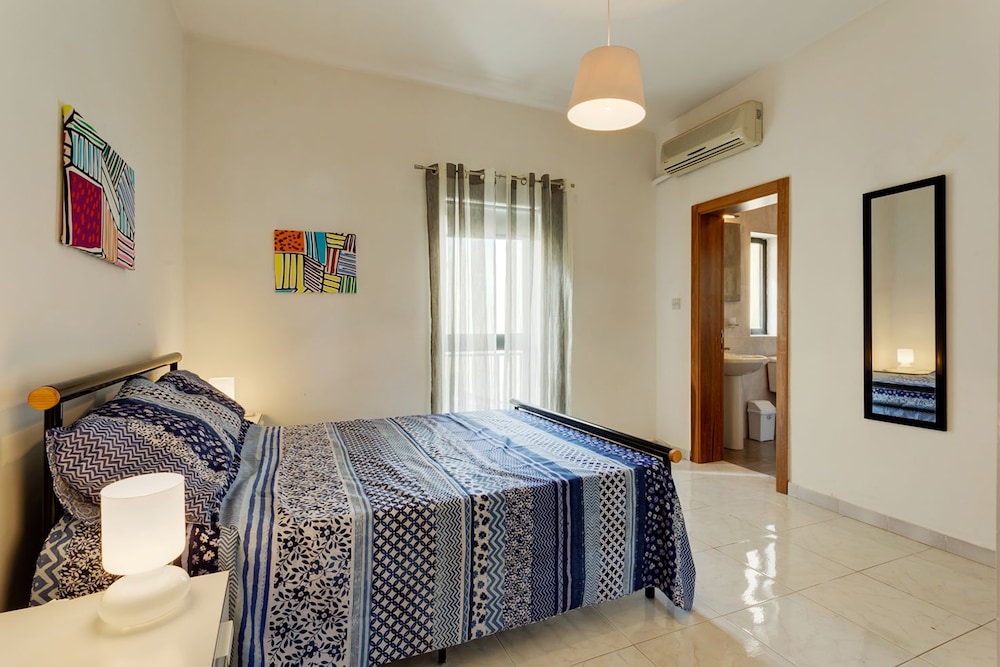 Seafront Apartment in Sliema wt Breathtaking Views view 3