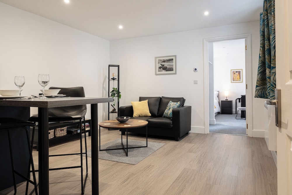 Gorgeous 1 BD in Central Cheltenham