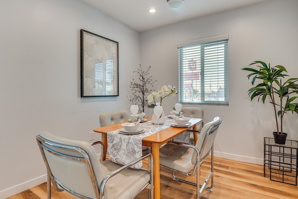 4 Mi to Sofi Stadium, Fenced Yard: Modern Retreat!