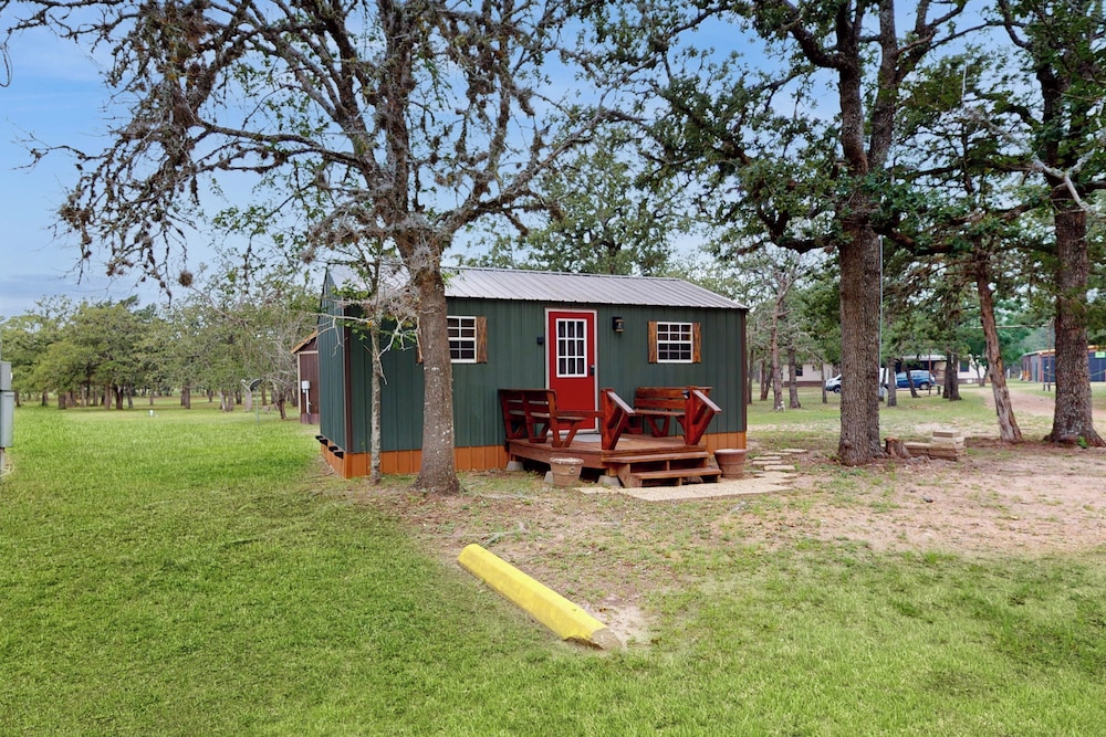 1BR Rustic Cabin w/ Kitchenette, Streaming & Wifi