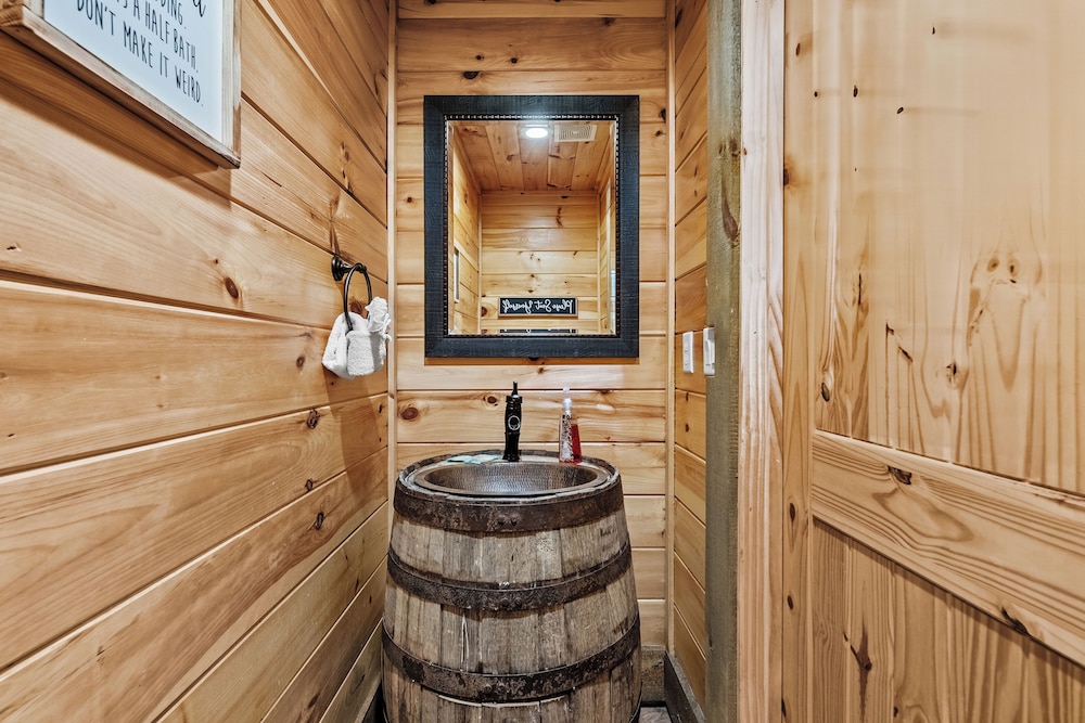 Amazing View Cabin w Gameroom Hot Tub Fire Pit