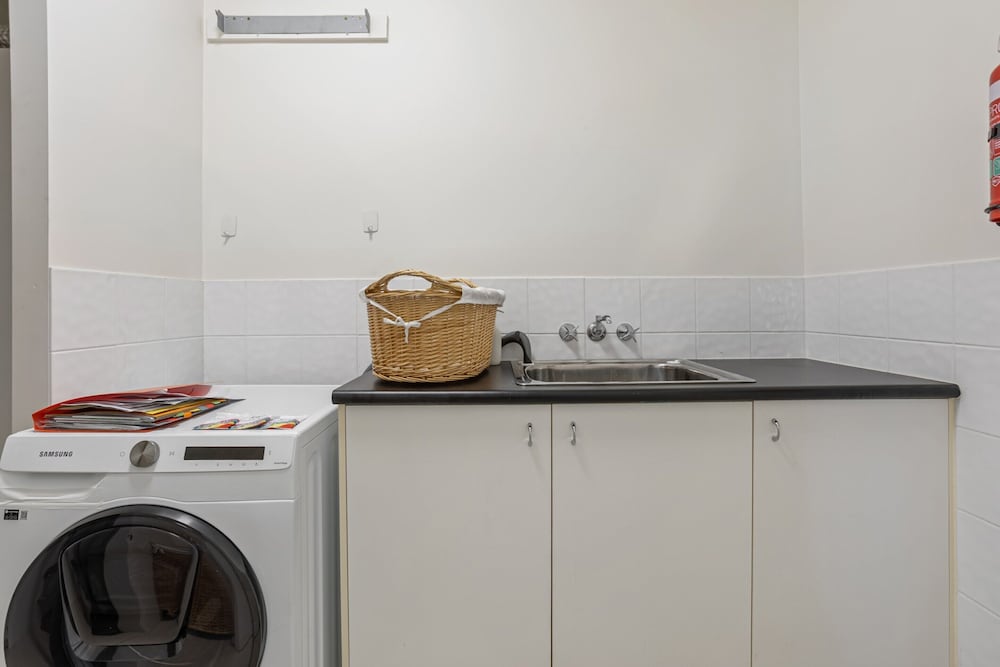 Stylish 3-bed Apartment in Coastal Redcliffe