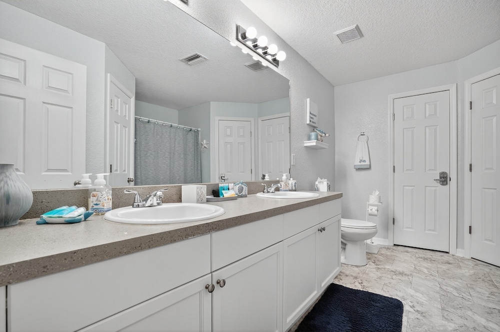 Spacious 4br Retreat With Heated Pool & Spa 4 Bedroom Home