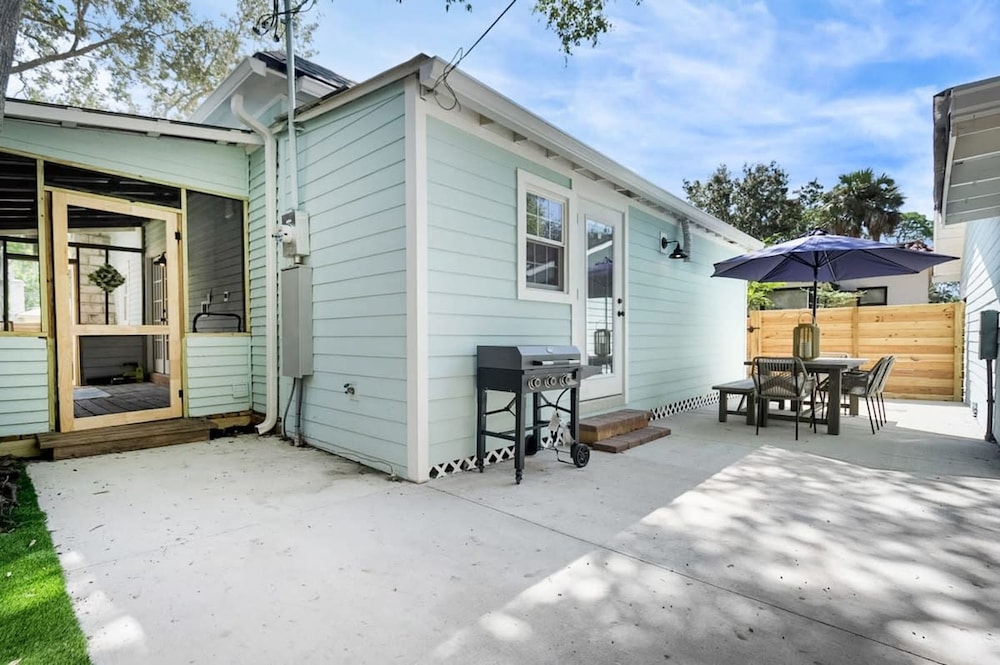 Newly Renovated Whimsical Cottage 2 Beds Hot Tub