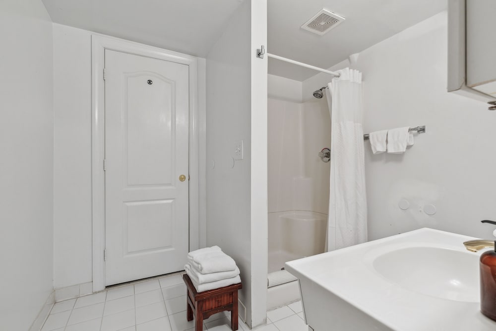 Columbia Vacations - The Columbia Inn at Peralynna Manor - Property Image 90