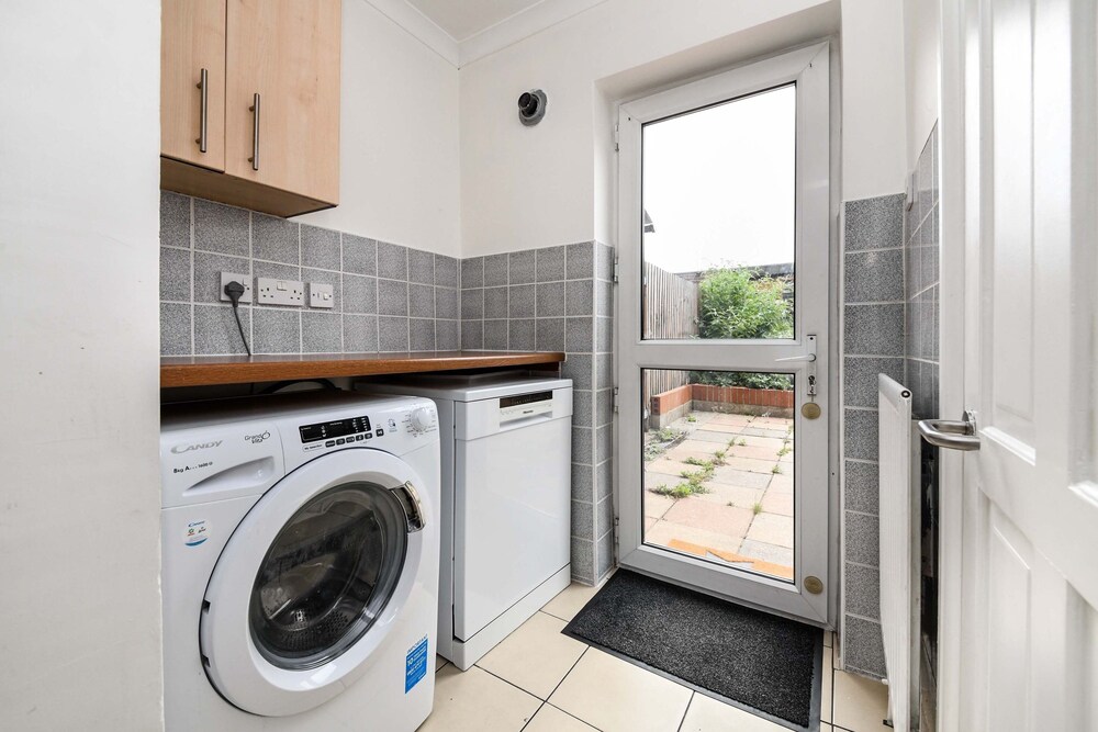 House - Sleeps 10 - Garden - Close to City Centre view 4