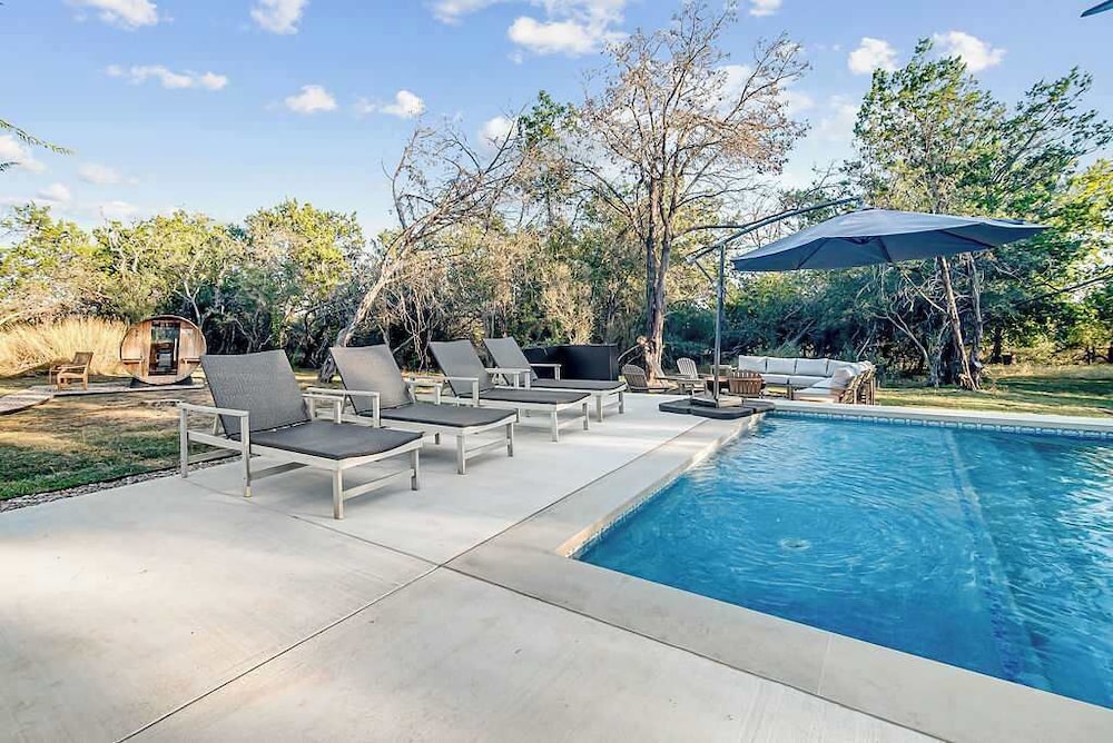 Luxe Poolside Retreat W/sauna-minutes From Downtown!