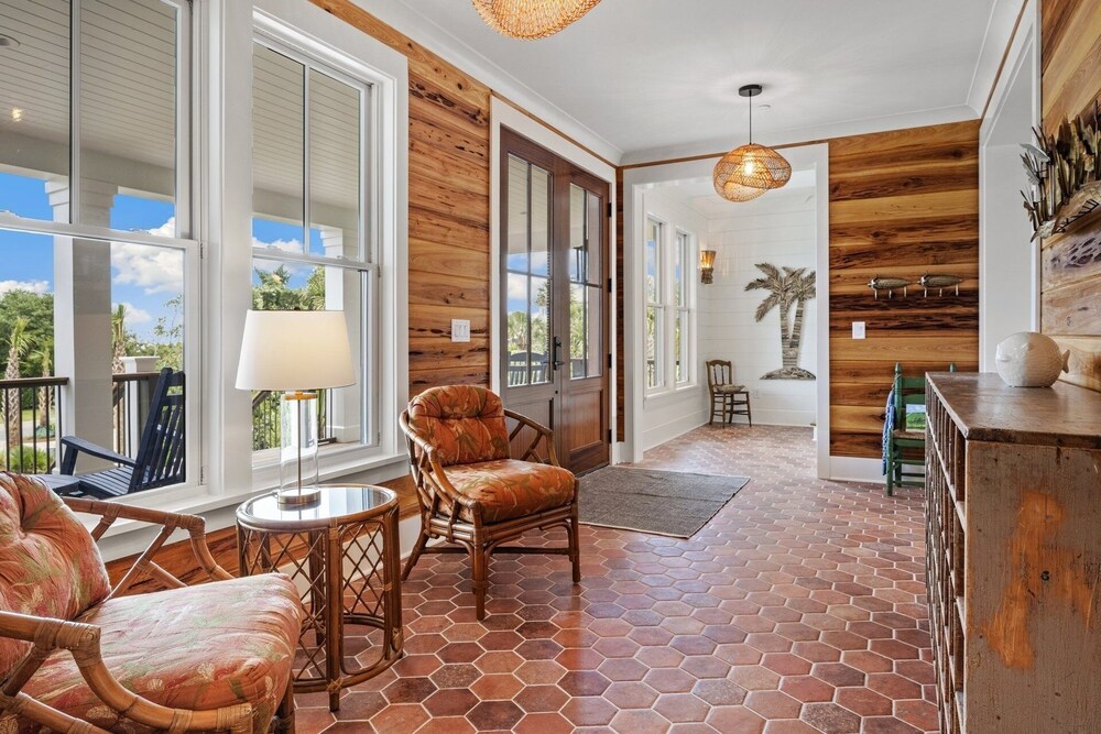 Cornfed Pelican 9 Bedroom Home